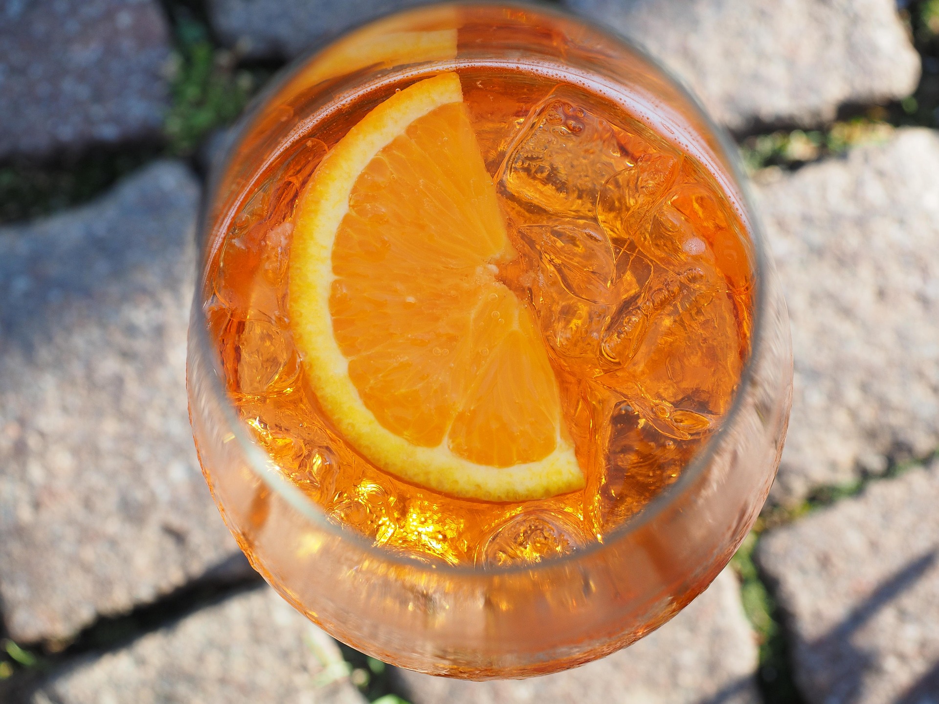 Aperol Spritz med apelsin och is på Café Grindstugan