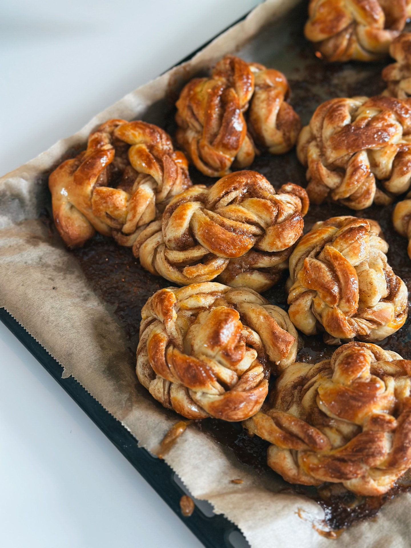 Nybakade kanelbullar på plåt från bageriet på Café Grindstugan i Nacka