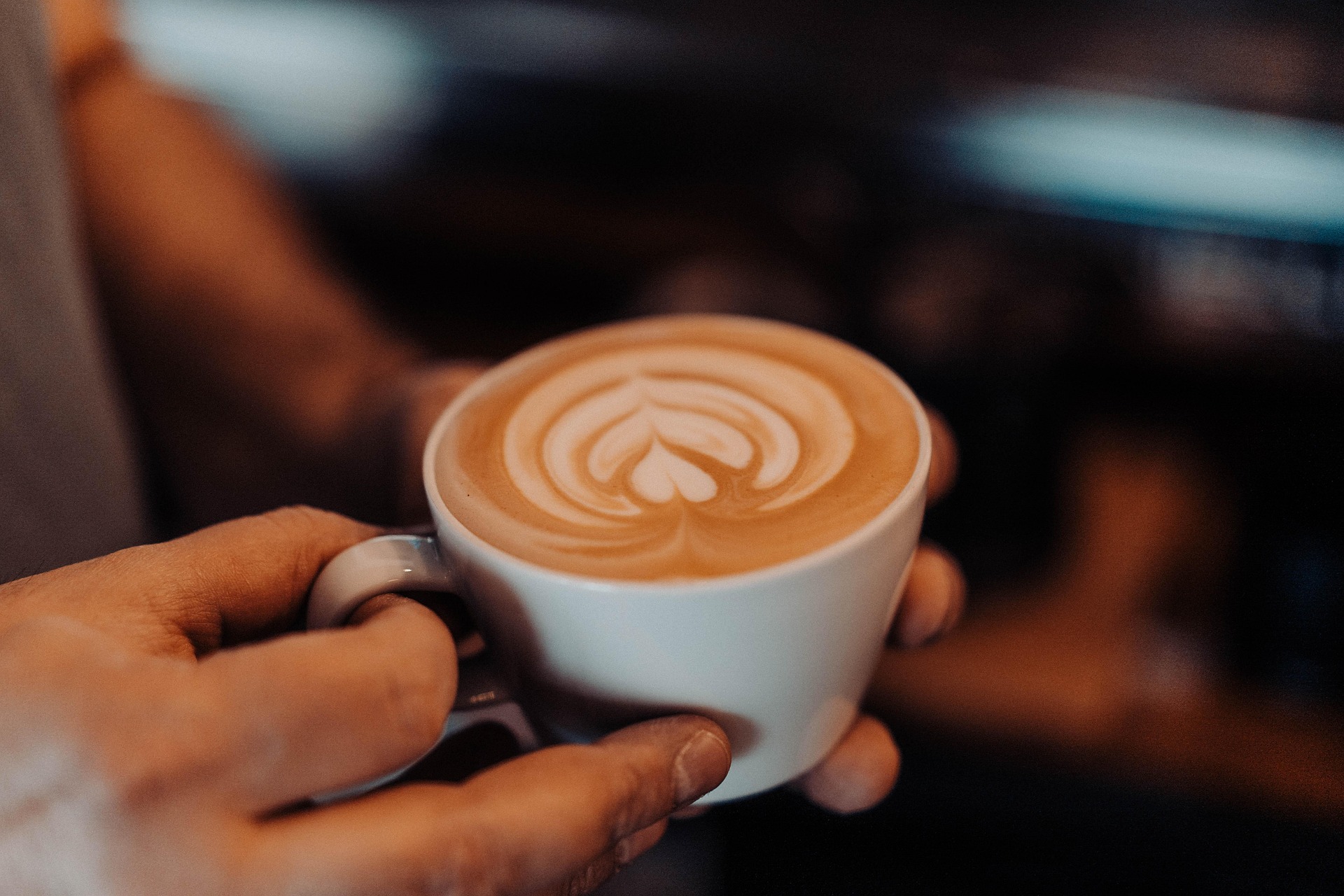 Latte med vacker latte art serveras på Café Grindstugan i Tollare