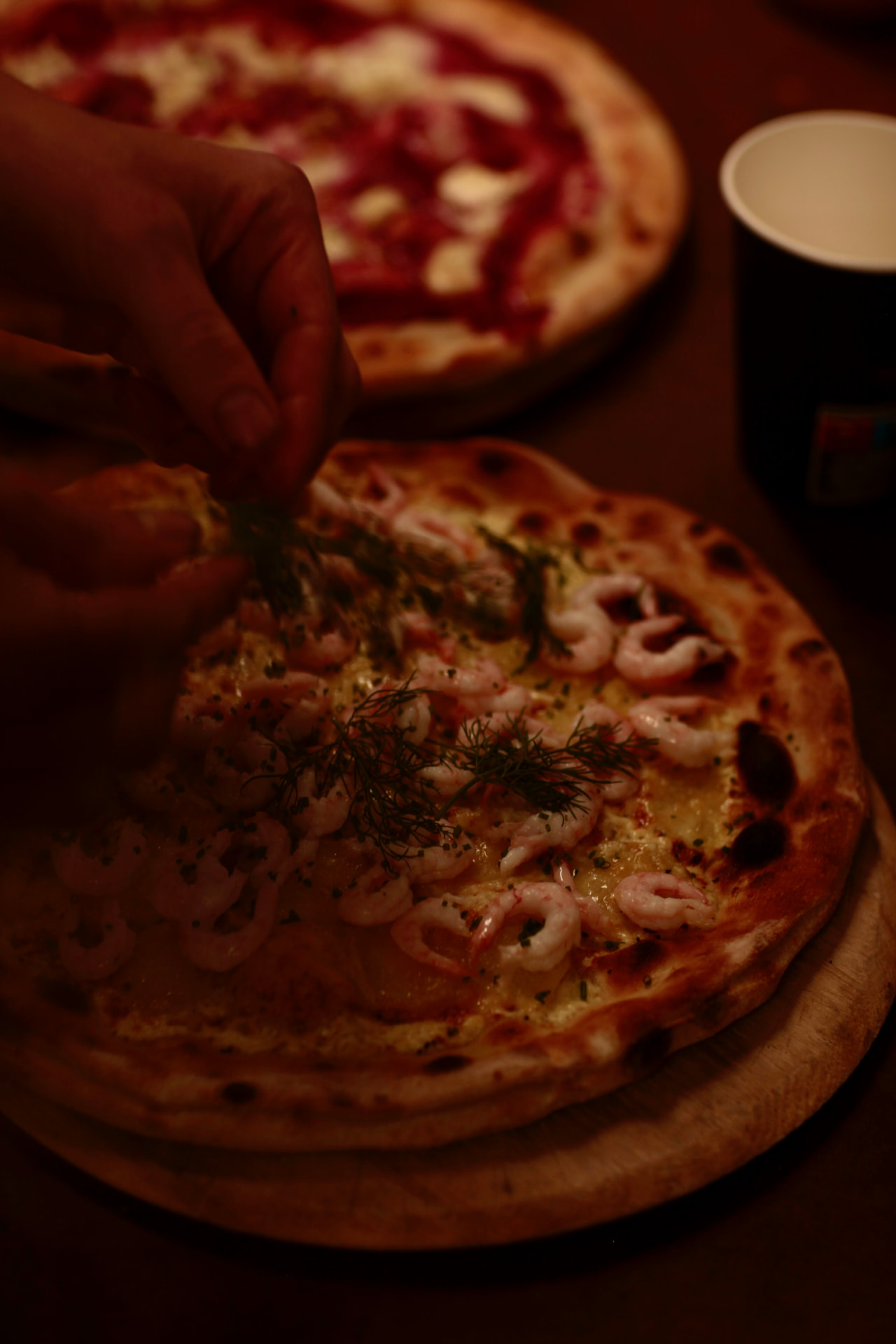 Stenugnsbakad pizza med räkor och dill på Café Grindstugan