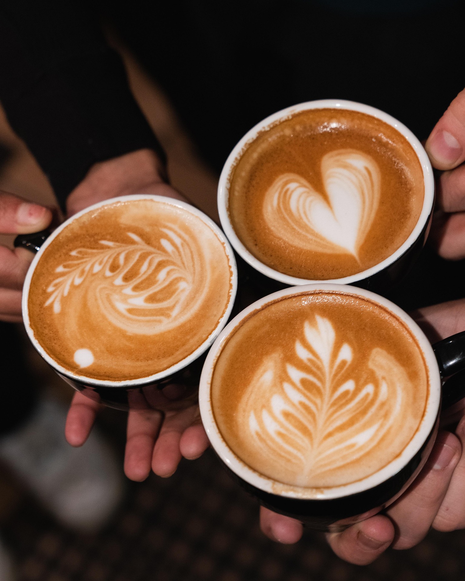 Latte art i tre kaffekoppar på Café Grindstugan