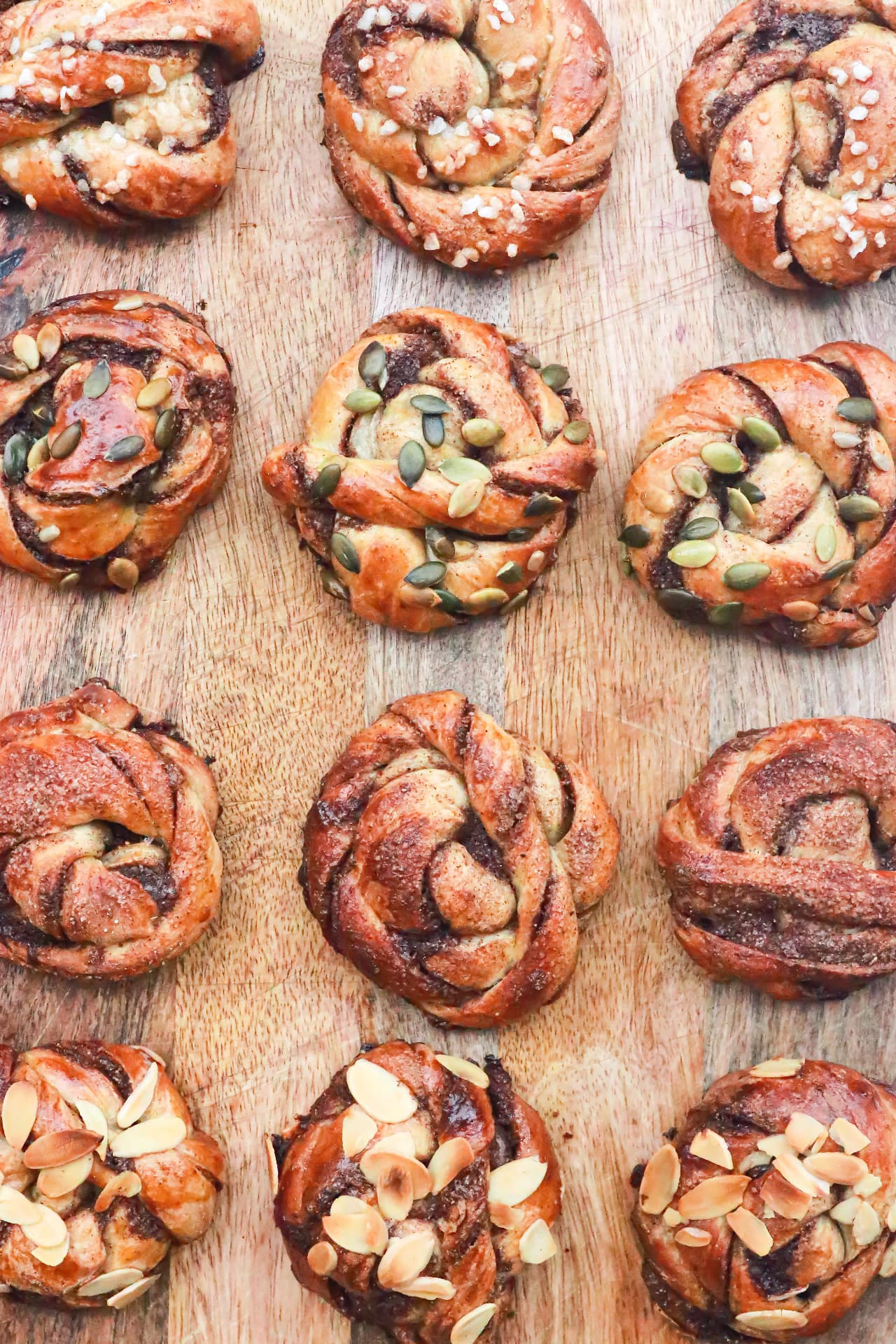 Nybakade kanelbullar på träbricka i bageriet i Tollare