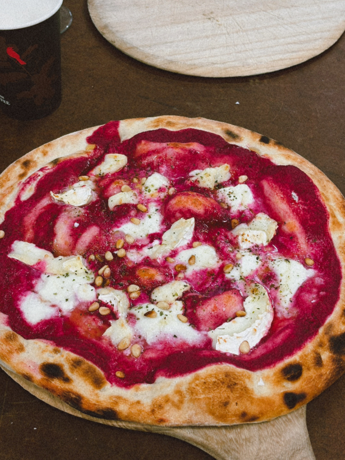 Stenugnspizza med rödbetshummus, chèvre och pinjenötter på Café Grindstugan i Tollare